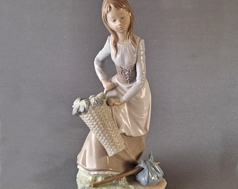 リヤドロ作 ナオ マイ・リトル・ブーケ 花を持つ少女 12.5インチ 磁器