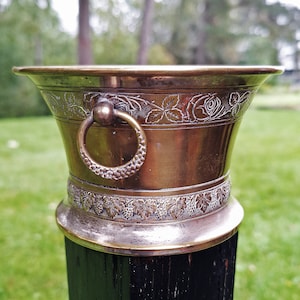 Vintage Copper Flower Planter Pot, Embossed Floral Cachepot with Ring Handles, Mid-Century Handcrafted Metal Plant Holder, Home Decor