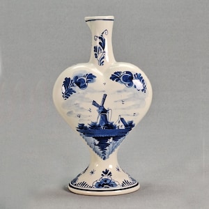 Vintage Delft Blau und Weiß Keramik Dekor, handbemalter holländischer Windmühlenkrug und florale Eleganz, Pilgerkrug, Holland circa 1960er Jahre