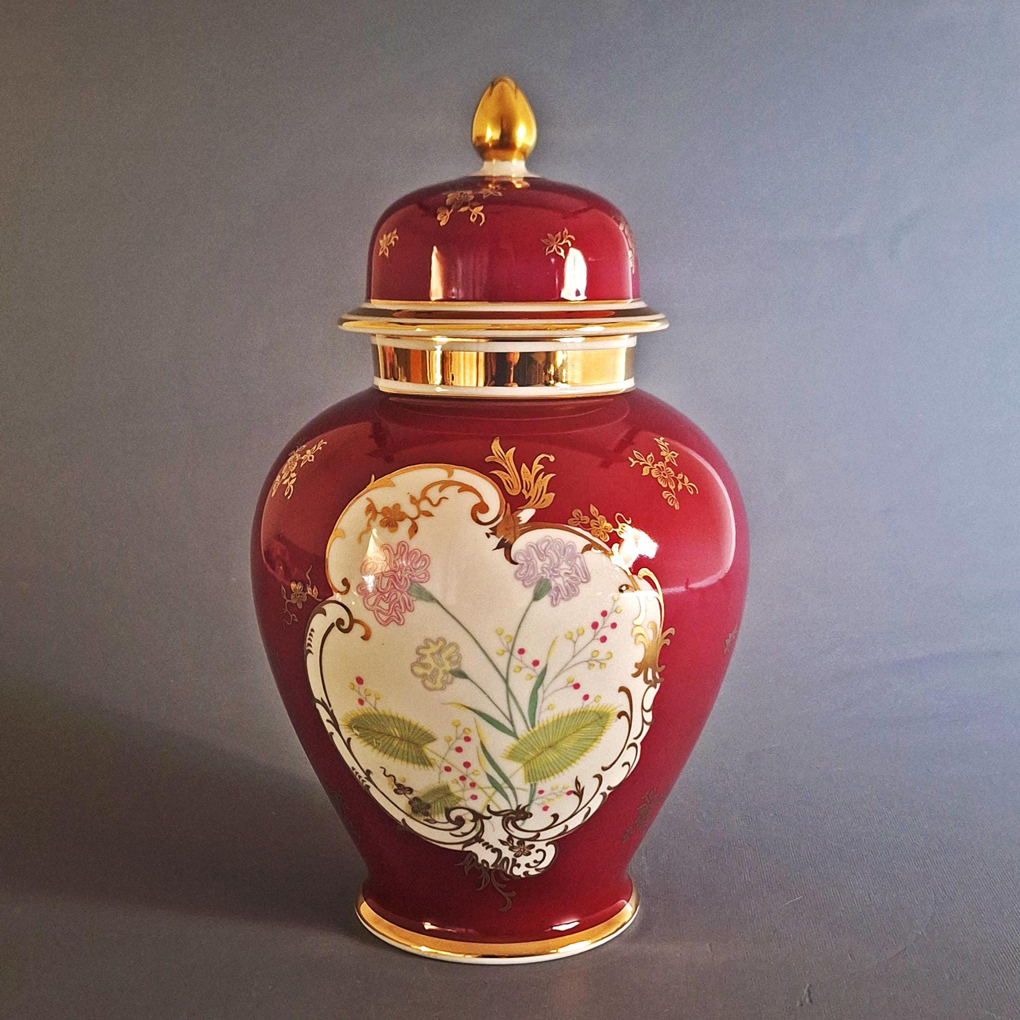 磁器の花瓶 ゼー・シェルツァー磁器蓋付き花瓶、バーガンディ色の花模様