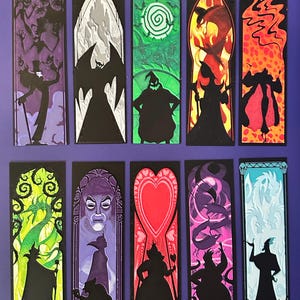 Puede incluir: Una colecci&oacute;n de diez marcap&aacute;ginas rectangulares con ilustraciones coloridas de personajes al estilo vidriera. Cada marcap&aacute;ginas tiene un borde negro y un dise&ntilde;o &uacute;nico, incluyendo siluetas y fondos detallados en tonos de morado, verde, rojo y azul.