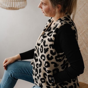 Kuschelige Leo Teddy-Weste für Kinder und Damen | Leo-Look, innen Musselin | Größen 86-152 XS–XXL | Handmade