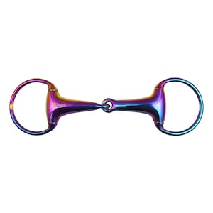 Può includere: Un morso in acciaio inox a canna rotonda con anelli liberi, di colore arcobaleno. Il morso è contrassegnato dal nome del marchio "Myler".