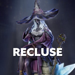 Könnte beinhalten: Statue einer Frau mit heller Haut, langen weißen Haaren und einem großen, verzierten Hut. Sie trägt ein dunkelviolettes Kleid und sitzt auf einer Steinstruktur. Das Wort "RECLUSE" wird in großen weißen Buchstaben angezeigt.