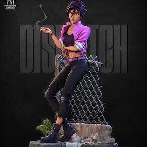 Puede incluir: Una figura de una persona con pelo corto morado, que lleva una chaqueta rosa, pantalones negros y botas, apoyada en una valla de alambre. La palabra "DISPATCH" está en el fondo. La figura está sobre una base con el texto "Presupported and Tested".