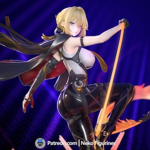 Peut inclure: Figurine détaillée d'un personnage féminin aux cheveux blonds, vêtue d'une tenue noire et blanche avec des détails dorés. Elle tient une canne lumineuse et pose sur un fond bleu.