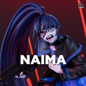 Puede incluir: Figura detallada de un personaje llamado NAIMA con pelo largo azul oscuro en una cola de caballo alta. La figura viste un atuendo negro y azul y sostiene un arma. El fondo es un degradado de rojo y negro.