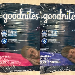 Może przedstawiać: Dwa opakowania bielizny nocnej Goodnites. Opakowania są ciemnoniebieskie z nazwą marki w białym skrypcie. Opakowania zawierają tekst "100% szczelności" i "Udowodnione klinicznie". Opakowania są oznaczone jako XXL, 18 sztuk.