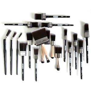 May include: A variety of paint brushes with black handles and silver ferrules. The brushes are arranged in a row on a white background. The text "CLING ON" is printed on the handles of the brushes.