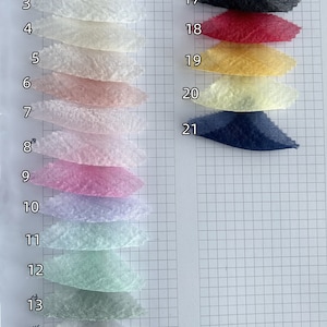 Puede incluir: Una carta de colores de 21 muestras de tela, numeradas del 1 al 21. Las muestras est&aacute;n dispuestas en dos columnas. Las muestras son todas de diferentes colores y texturas.