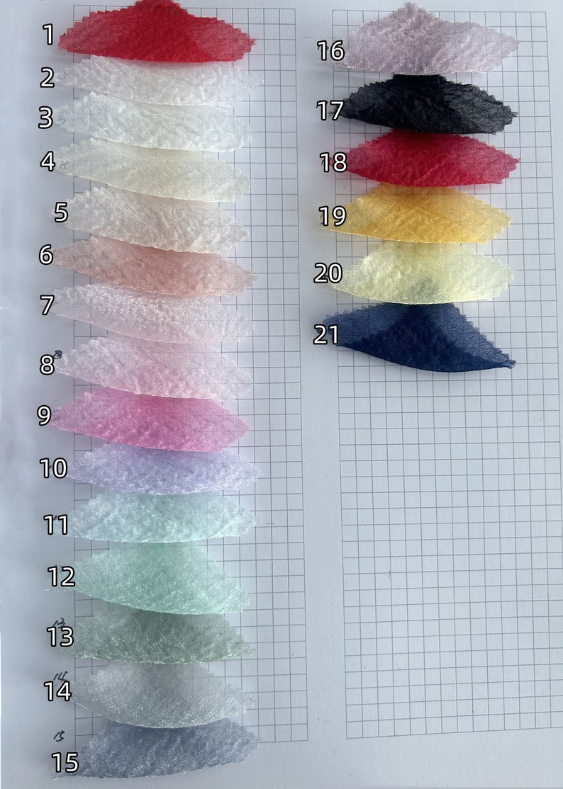 Puede incluir: Una carta de colores de 21 muestras de tela, numeradas del 1 al 21. Las muestras est&aacute;n dispuestas en dos columnas. Las muestras son todas de diferentes colores y texturas.
