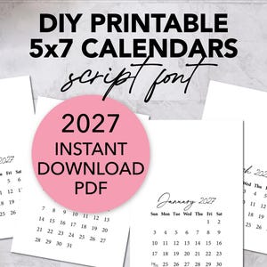 Peut inclure: Calendriers 5x7 imprimables DIY en police script. L'image montre plusieurs pages de calendrier blanches avec l'année 2027, avec des mois comme janvier, février et mars. Un cercle rose au centre indique "2027 Téléchargement instantané PDF."