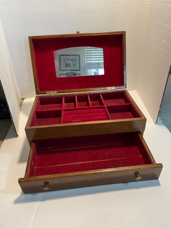 Vintage dresser/jewelry box made in Taiwan - image 1