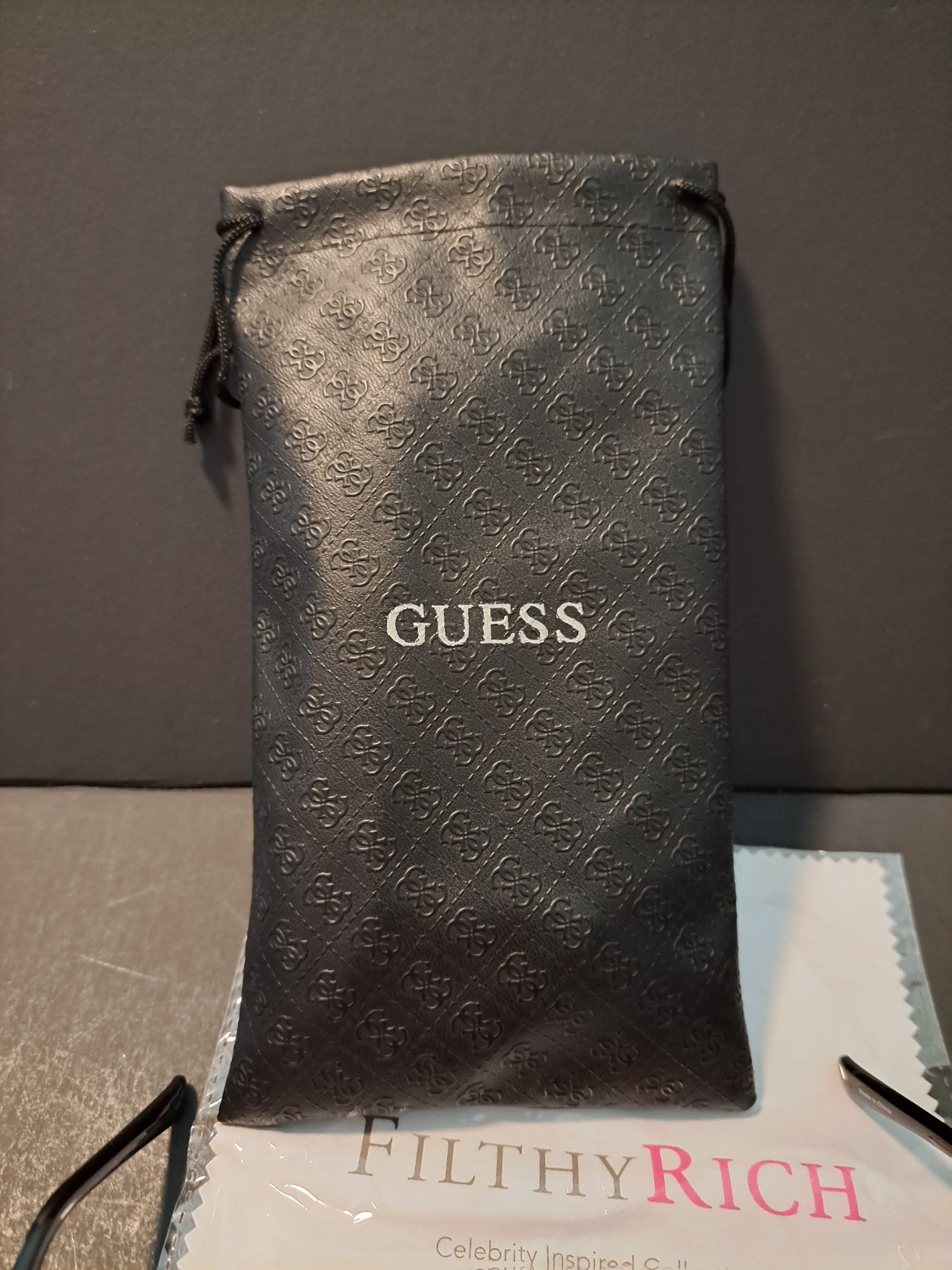 Guess sunglasses pouch 2025