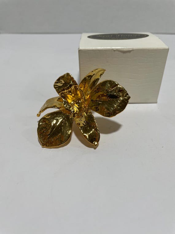 Real flower brooch dipped in 24 K gold, - image 1