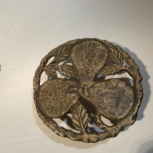 Pear trivet/pot holder with feet