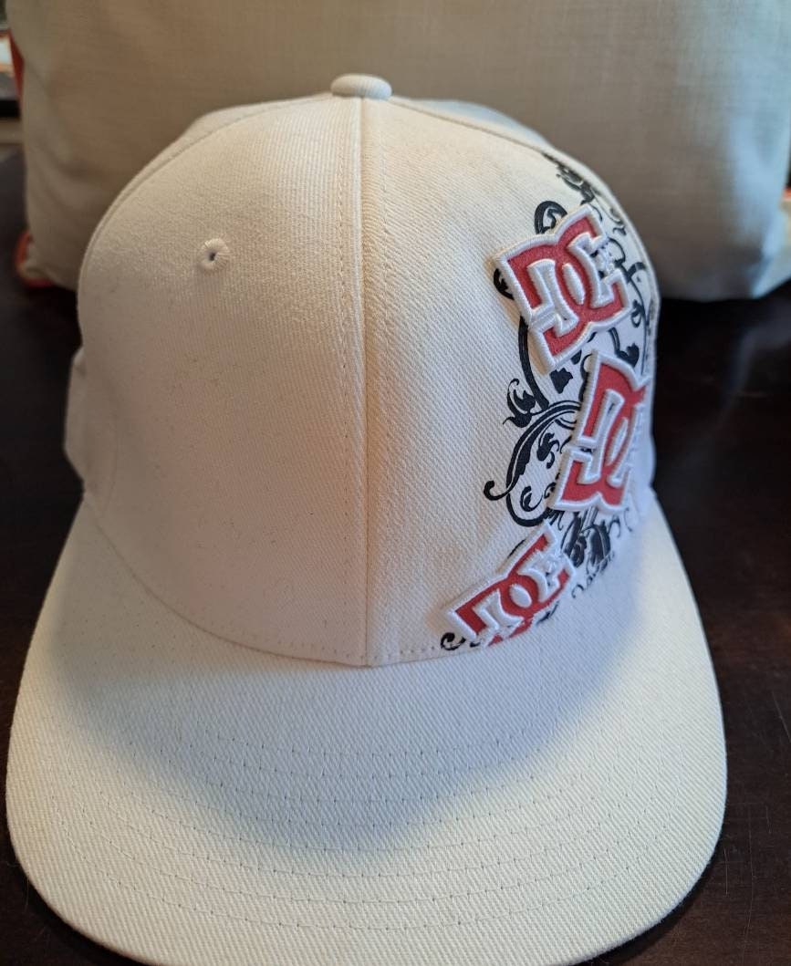 DC Shoes Fitted Cap / Hat 59fifty White News Paper Script Sz 7 1/4 Great  Gift