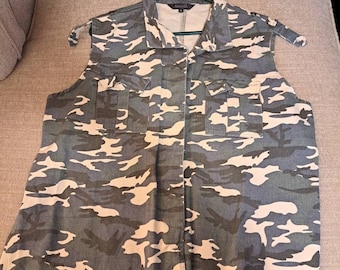 Camouflage sleeveless shirt