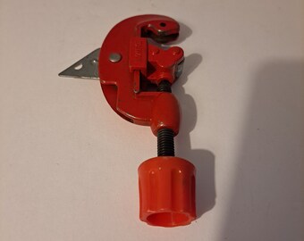 Pipe cutter