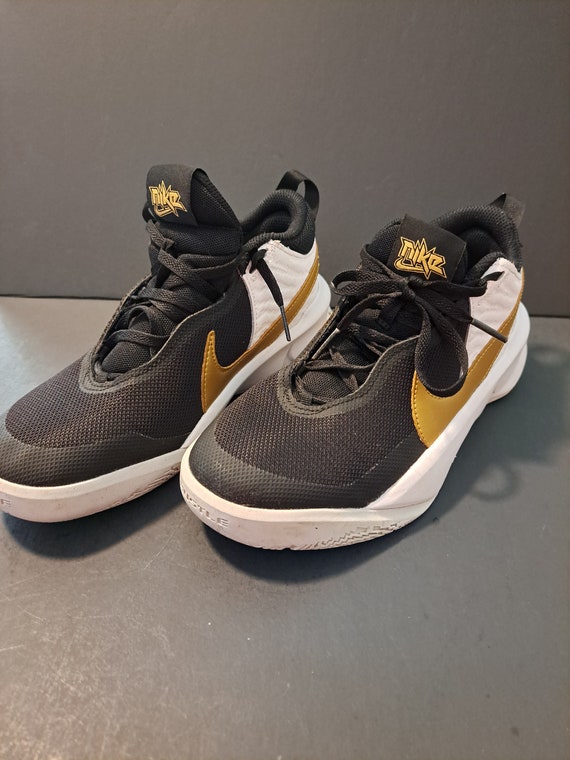 Nike team hustle d8 gold sale