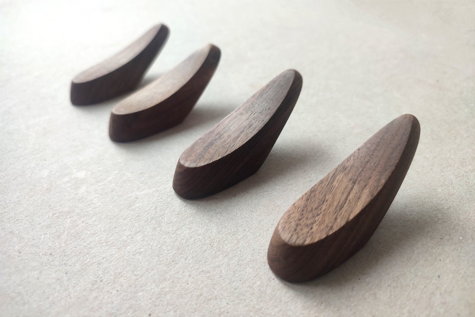 4 Ganci Da Parete In Legno Di Noce Evaliana: Design A Doppio Gancio Per Appendere Cappotti, Borse E Asciugamani, Moderni - 2