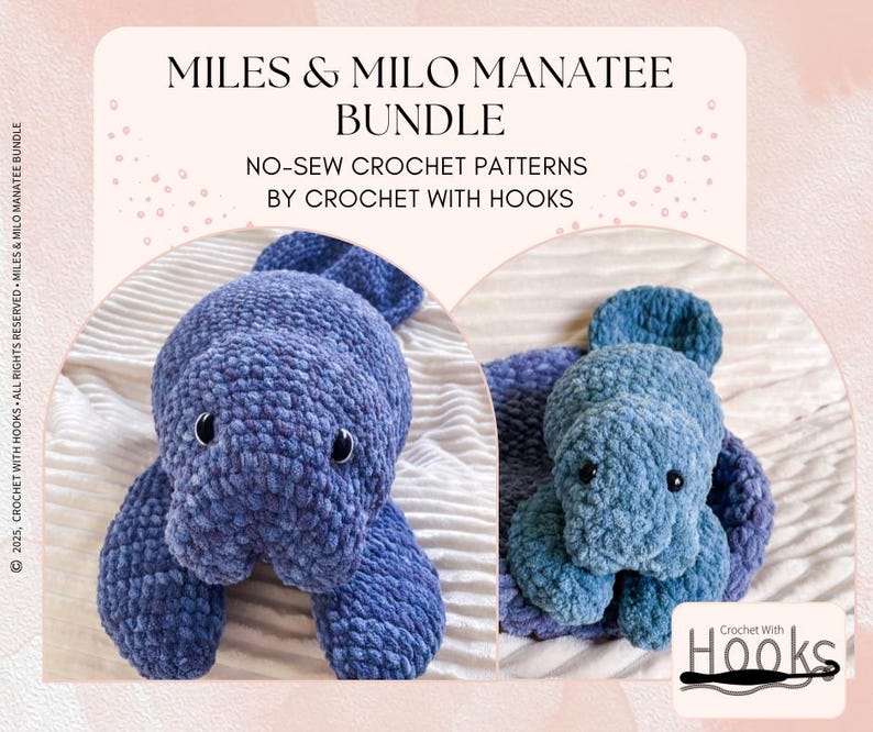 Puede incluir: Dos peluches de manat&iacute; de crochet, uno azul y otro azul claro, con el texto "MILES & MILO MANATEE BUNDLE" y "NO-SEW CROCHET PATTERNS BY CROCHET WITH HOOKS" encima.