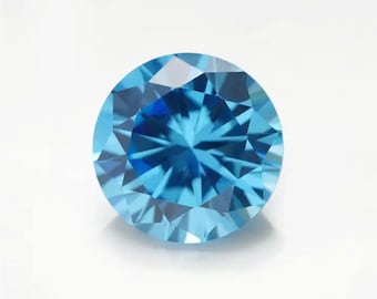Puede incluir: Una gema redonda y facetada de color azul claro con un patrón de estrella en el centro.