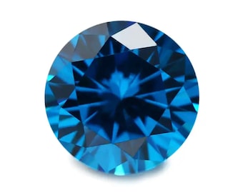 Puede incluir: Una piedra preciosa redonda, facetada, azul con un patrón en forma de estrella en el centro.