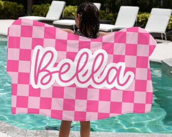 Serviette de plage à carreaux personnalisée pour Bella, ambiance estivale, indispensable pour une journée à la plage, cadeau de fête à la piscine, serviette personnalisée avec prénom