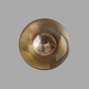 Aplique de parede de latão feito à mão: luminária redonda moderna de meados do século XX