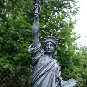 花崗岩の台座に置かれた大型ブロンズ製自由の女神像（61 cm） - Etsy 日本