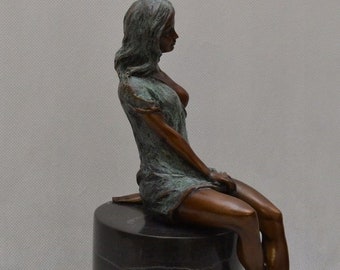 Grüne Patina Frau sitzt auf dem Sockel Weiblicher Frauenakt - Bronze Skulptur - Figur Geschenkidee - Personalisierte Geschenke