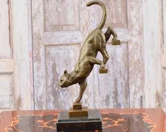 Estatua de gato de bronce sobre base de mármol: divertida figura escultórica