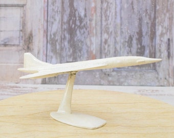 Cast Iron Concorde Airplane Model: Classic White Pilot Gift