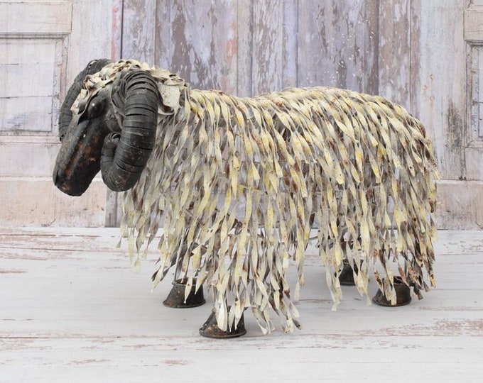 Excellent Iron Funny Sheep Figure - White Sheep - Nice Detail and Beautiful Colours - Amazing Metal Statue for Garden - Gift Art Work