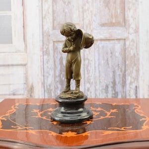 Junge mit Zigarette - Bronze Skulptur auf Marmorsockel - Junge Bronze Skulptur - Gießer Stempel - Büro Dekor - Exklusive Geschenk Idee