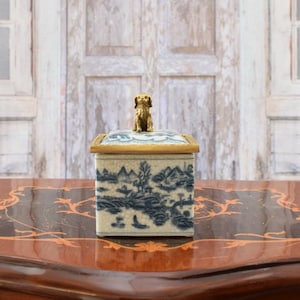 蓋付き磁器箱 - ブロンズの装飾品と犬の彫刻 - 日本の装飾品 - 青い限定棺 - ギフトのアイデア - 室内装飾