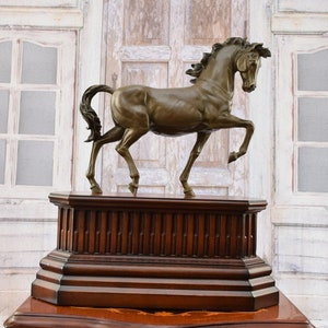 Großes trabendes Pferd aus Bronze auf Holzsockel - Reiterhof Geschenk Figur Statue - Figur Pferd Skulptur - Wohnkultur -