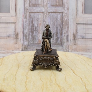 Music Box Figurine - Ludwig van Beethoven - Famous German Pianist Statue - Musician Sculpture for Gift - Elegant Figurine