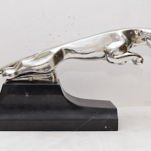 Duży srebrny brązowy skaczący jaguar - realistyczna statua z brązu - rzeźba jaguara na marmurowej podstawie - pomysł na prezent zwierzęcy - wystrój domu