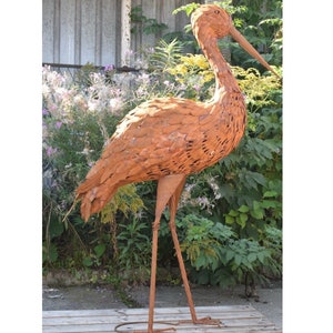 Excellente grande figurine de cigogne en fer - Cigogne rustique - Beaux détails et belles couleurs - Incroyable statue en métal pour jardin - Oeuvre d'art cadeau