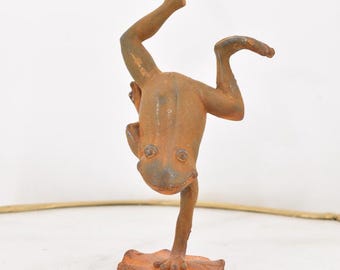 Vintage Cast Iron Jumping Frog Figurine: Rustic Good Luck Gift