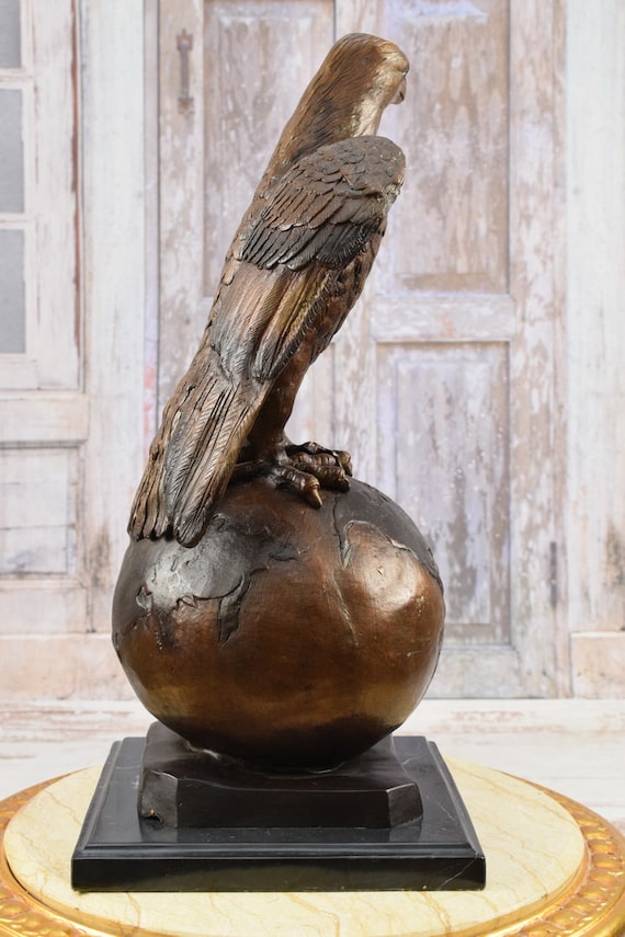 ブロンズ像イーグル　鷲　H 約29㎝　重さ1870ｇ 地球儀上の鷲のブロンズ像 - 頑丈で重厚な彫刻 - 大きな鷲の置物