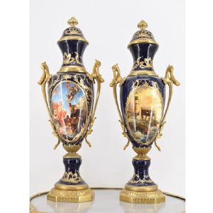 Para niebieskich porcelanowych wazonów amforowych - oprawionych w brązie - dekoracyjne sceny francuskie - dekoracyjne urny w stylu antycznym - dekoracyjne domu