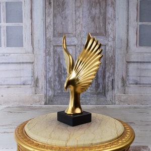 Elegant Gold Flying Pigeon Sculpture - Peaceful Bird Statue - Wonderful Home Decor - Unique Gift for Wedding - Exclusive Trophy Award