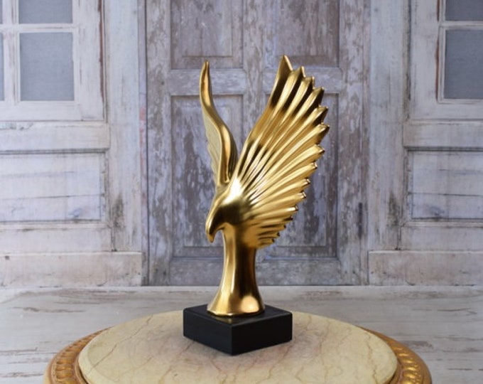 Elegant Gold Flying Pigeon Sculpture - Peaceful Bird Statue - Wonderful Home Decor - Unique Gift for Wedding - Exclusive Trophy Award