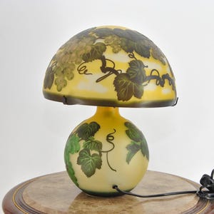 Lampa w stylu Emile&#39;a Gallé&#39;a – Lampa biurkowa z motywami botanicznymi – Szklana lampa stołowa w stylu secesyjnym, prezent w stylu vintage do domu i biura