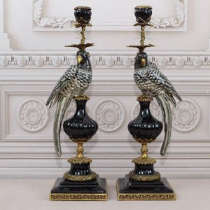 Par de castiçais de porcelana - Design de papagaios - Ornamentos de porcelana e bronze - Estátuas de papagaios em um galho - Decoração para casa - Ideia para presente