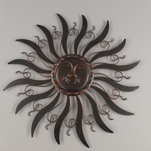 Rustieke metalen zon muurkunst: handgemaakte sculptuur (59 cm)