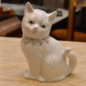 Elegancka porcelanowa figurka kota, pomysł na prezent w stylu art déco